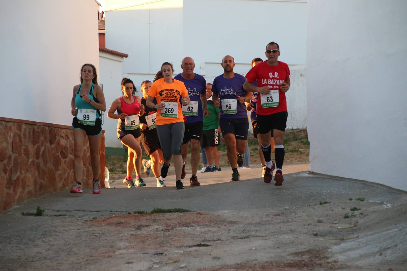 La Bazana acogió, ayer, la tercera edición de la carrera popular Juan José Galván Méndez 'Juanito'. Antonio Grillo Sánchez y María Dolores Pons Díaz fueron los vencedores de la prueba absoluta. La cita consiguió recaudar 405 euros que se destinarán, nuevamente, a la Asociación 'Todos contra la Histiocitosis'.