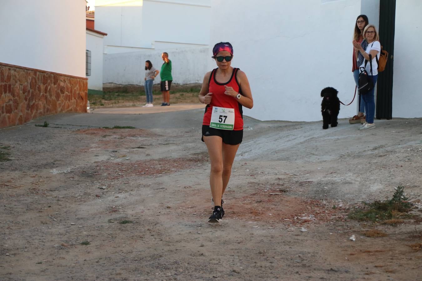 La Bazana acogió, ayer, la tercera edición de la carrera popular Juan José Galván Méndez 'Juanito'. Antonio Grillo Sánchez y María Dolores Pons Díaz fueron los vencedores de la prueba absoluta. La cita consiguió recaudar 405 euros que se destinarán, nuevamente, a la Asociación 'Todos contra la Histiocitosis'.