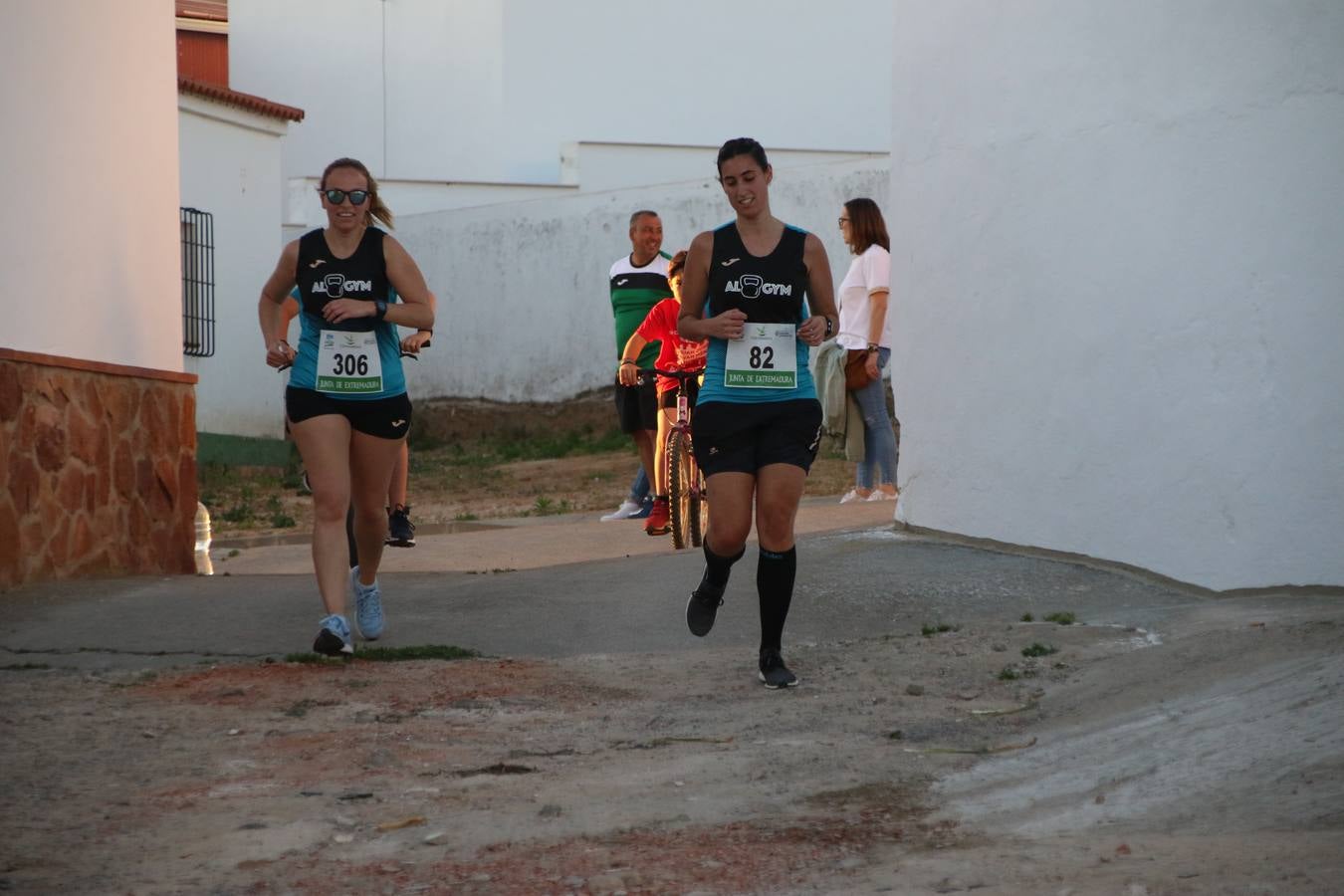 La Bazana acogió, ayer, la tercera edición de la carrera popular Juan José Galván Méndez 'Juanito'. Antonio Grillo Sánchez y María Dolores Pons Díaz fueron los vencedores de la prueba absoluta. La cita consiguió recaudar 405 euros que se destinarán, nuevamente, a la Asociación 'Todos contra la Histiocitosis'.