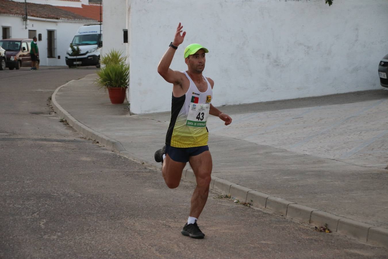 La Bazana acogió, ayer, la tercera edición de la carrera popular Juan José Galván Méndez 'Juanito'. Antonio Grillo Sánchez y María Dolores Pons Díaz fueron los vencedores de la prueba absoluta. La cita consiguió recaudar 405 euros que se destinarán, nuevamente, a la Asociación 'Todos contra la Histiocitosis'.