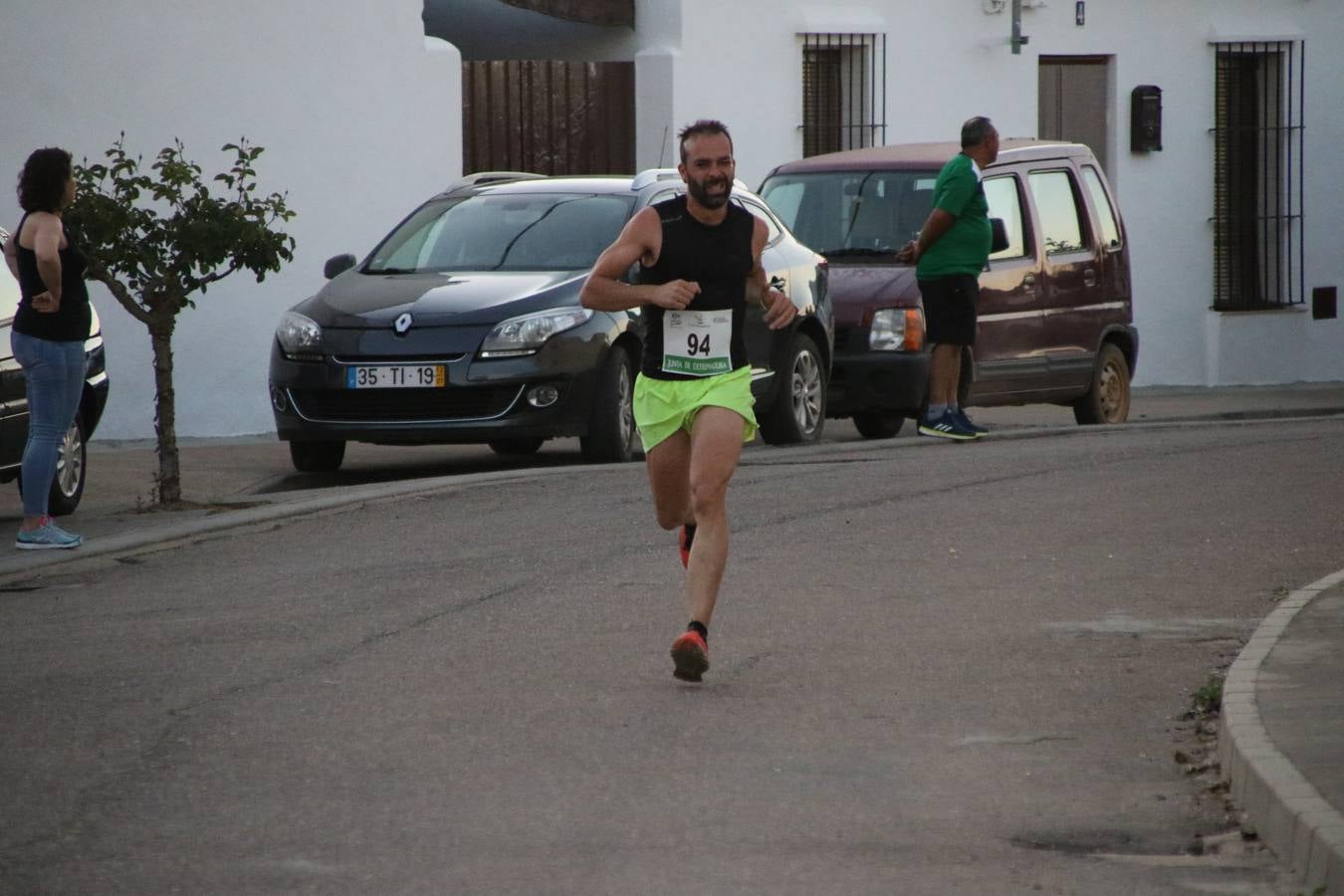 La Bazana acogió, ayer, la tercera edición de la carrera popular Juan José Galván Méndez 'Juanito'. Antonio Grillo Sánchez y María Dolores Pons Díaz fueron los vencedores de la prueba absoluta. La cita consiguió recaudar 405 euros que se destinarán, nuevamente, a la Asociación 'Todos contra la Histiocitosis'.