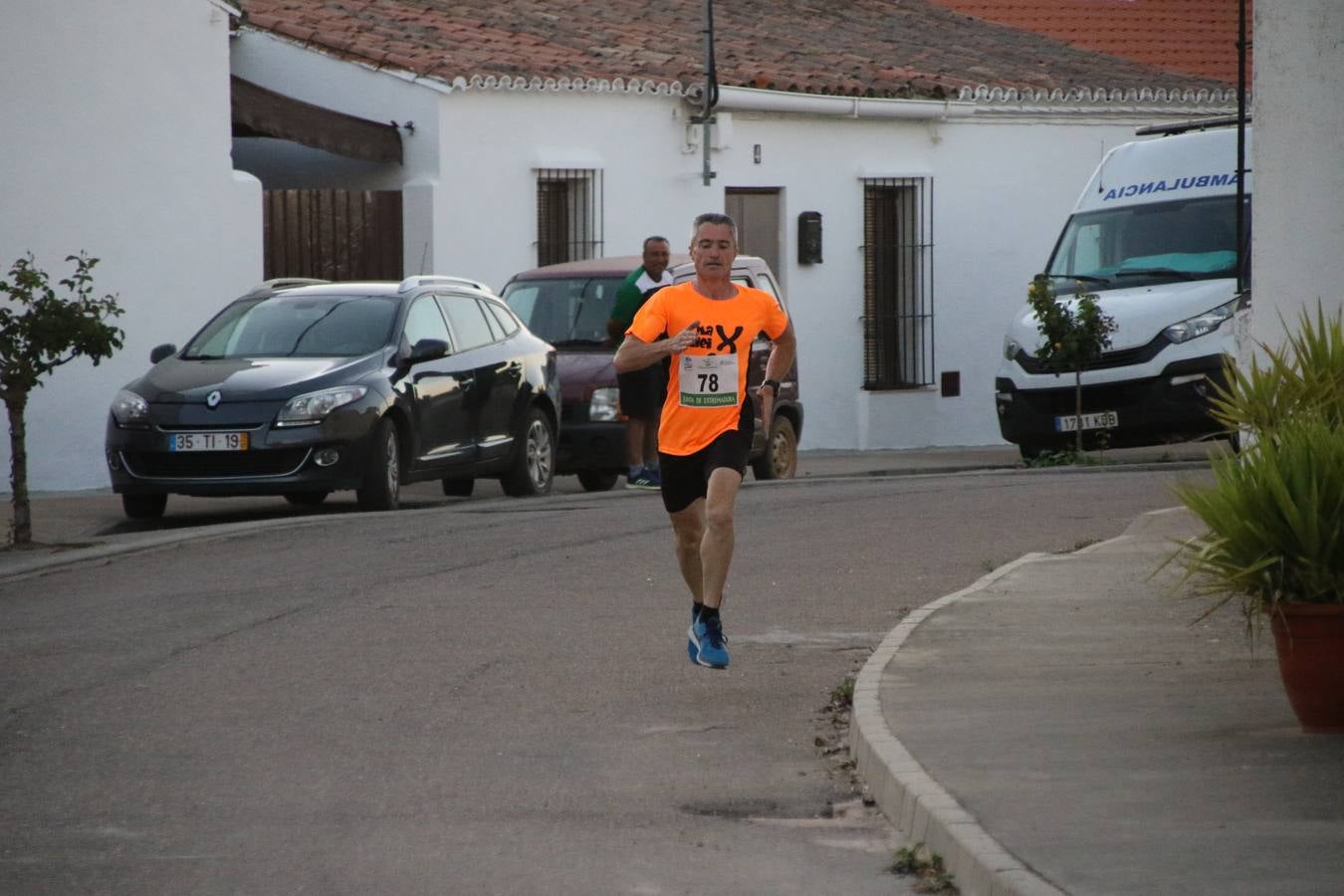 La Bazana acogió, ayer, la tercera edición de la carrera popular Juan José Galván Méndez 'Juanito'. Antonio Grillo Sánchez y María Dolores Pons Díaz fueron los vencedores de la prueba absoluta. La cita consiguió recaudar 405 euros que se destinarán, nuevamente, a la Asociación 'Todos contra la Histiocitosis'.