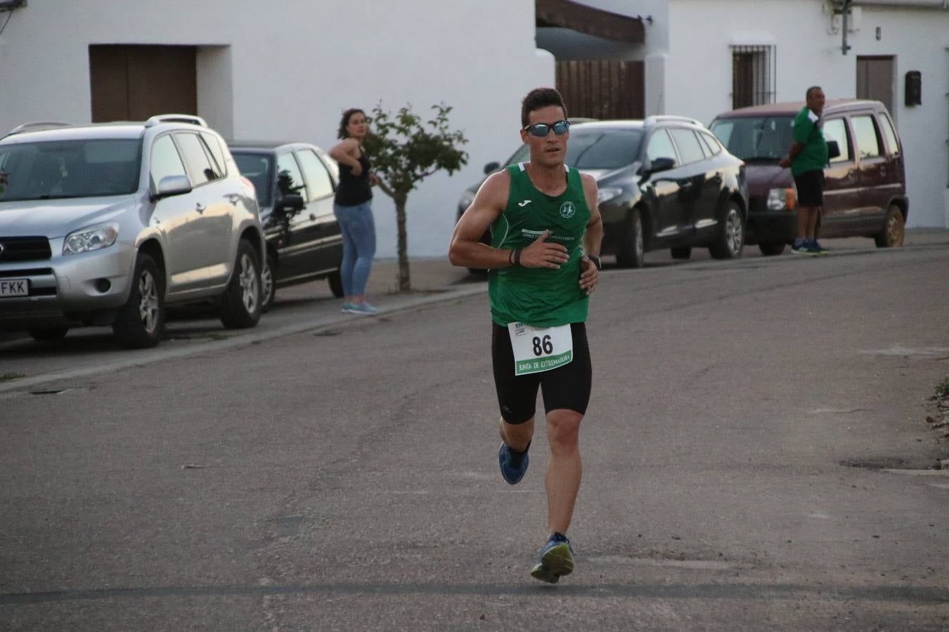 La Bazana acogió, ayer, la tercera edición de la carrera popular Juan José Galván Méndez 'Juanito'. Antonio Grillo Sánchez y María Dolores Pons Díaz fueron los vencedores de la prueba absoluta. La cita consiguió recaudar 405 euros que se destinarán, nuevamente, a la Asociación 'Todos contra la Histiocitosis'.