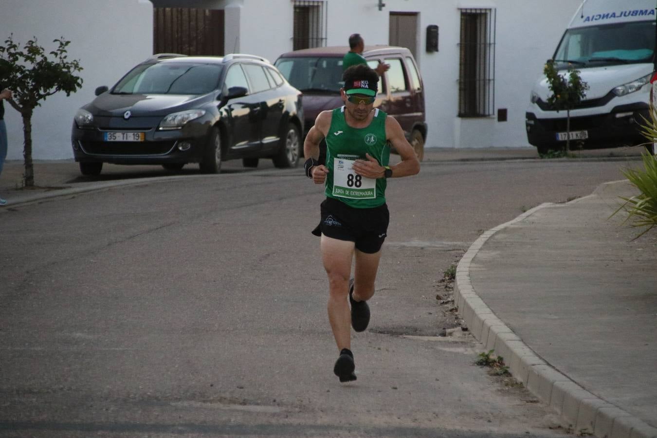 La Bazana acogió, ayer, la tercera edición de la carrera popular Juan José Galván Méndez 'Juanito'. Antonio Grillo Sánchez y María Dolores Pons Díaz fueron los vencedores de la prueba absoluta. La cita consiguió recaudar 405 euros que se destinarán, nuevamente, a la Asociación 'Todos contra la Histiocitosis'.