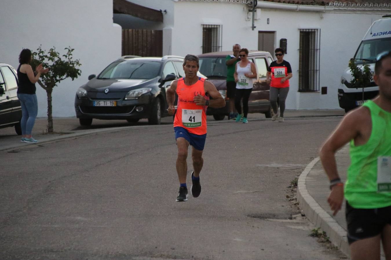 La Bazana acogió, ayer, la tercera edición de la carrera popular Juan José Galván Méndez 'Juanito'. Antonio Grillo Sánchez y María Dolores Pons Díaz fueron los vencedores de la prueba absoluta. La cita consiguió recaudar 405 euros que se destinarán, nuevamente, a la Asociación 'Todos contra la Histiocitosis'.
