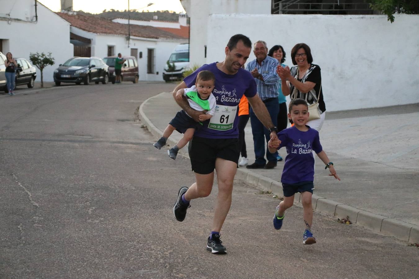 La Bazana acogió, ayer, la tercera edición de la carrera popular Juan José Galván Méndez 'Juanito'. Antonio Grillo Sánchez y María Dolores Pons Díaz fueron los vencedores de la prueba absoluta. La cita consiguió recaudar 405 euros que se destinarán, nuevamente, a la Asociación 'Todos contra la Histiocitosis'.
