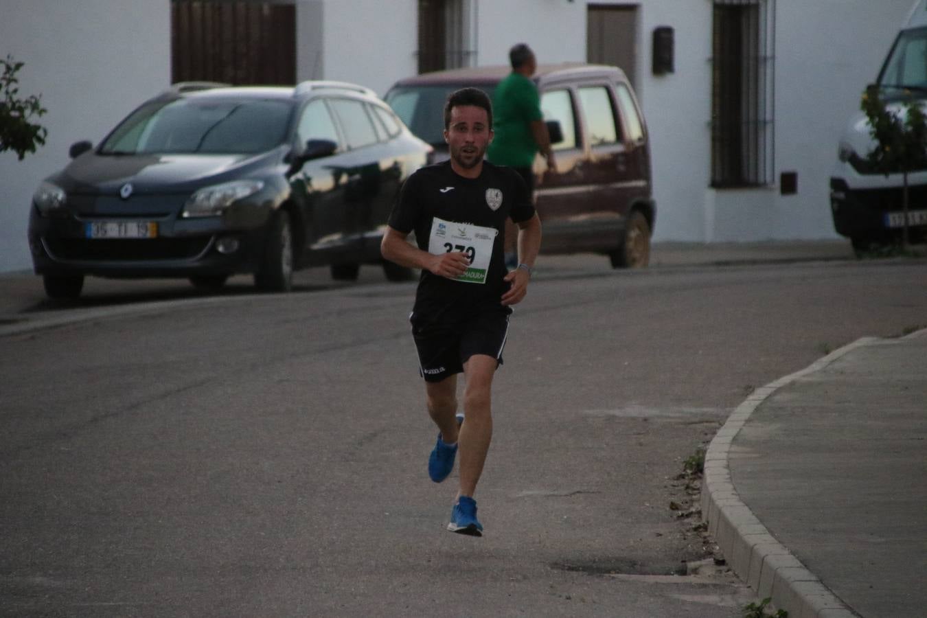 La Bazana acogió, ayer, la tercera edición de la carrera popular Juan José Galván Méndez 'Juanito'. Antonio Grillo Sánchez y María Dolores Pons Díaz fueron los vencedores de la prueba absoluta. La cita consiguió recaudar 405 euros que se destinarán, nuevamente, a la Asociación 'Todos contra la Histiocitosis'.