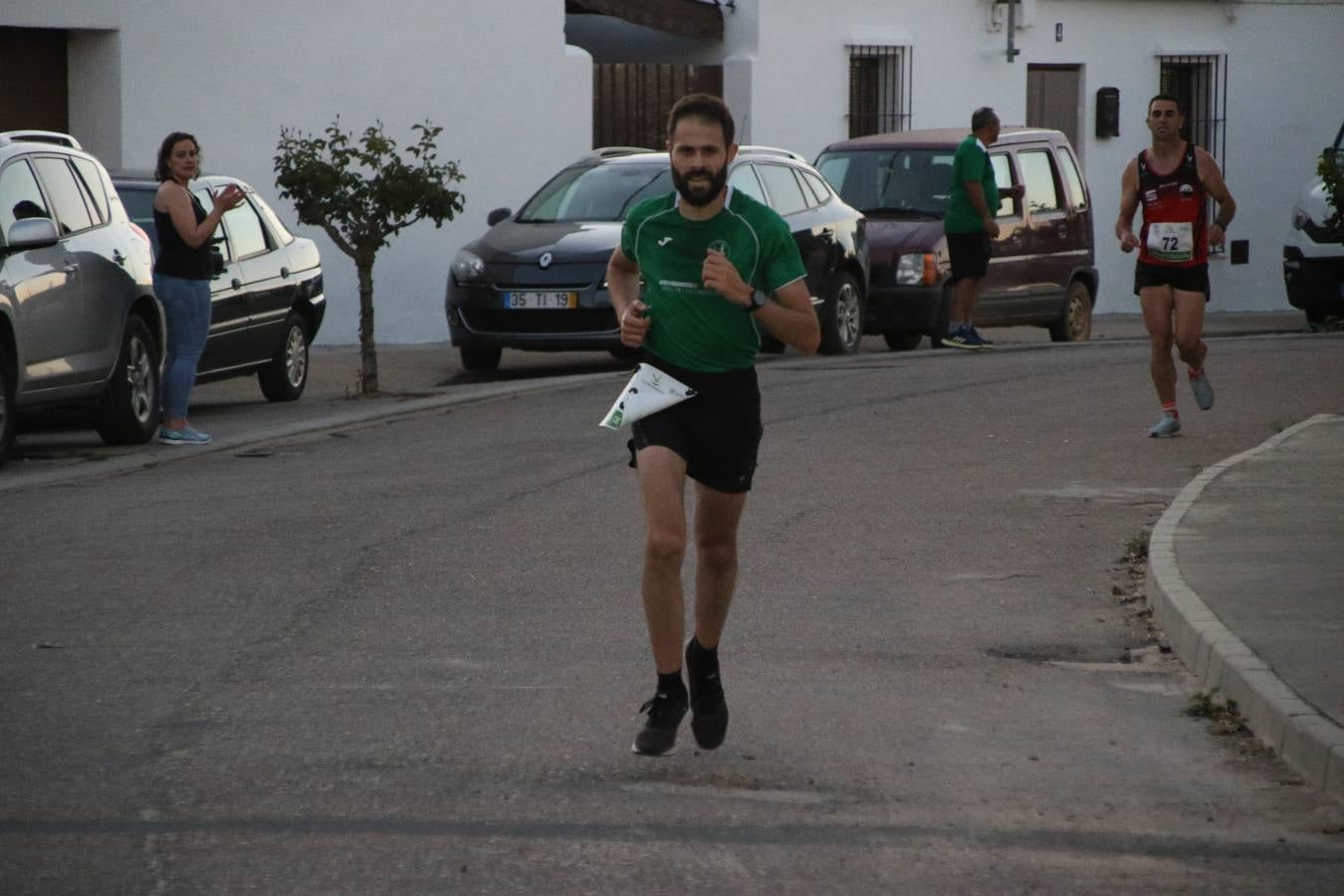 La Bazana acogió, ayer, la tercera edición de la carrera popular Juan José Galván Méndez 'Juanito'. Antonio Grillo Sánchez y María Dolores Pons Díaz fueron los vencedores de la prueba absoluta. La cita consiguió recaudar 405 euros que se destinarán, nuevamente, a la Asociación 'Todos contra la Histiocitosis'.