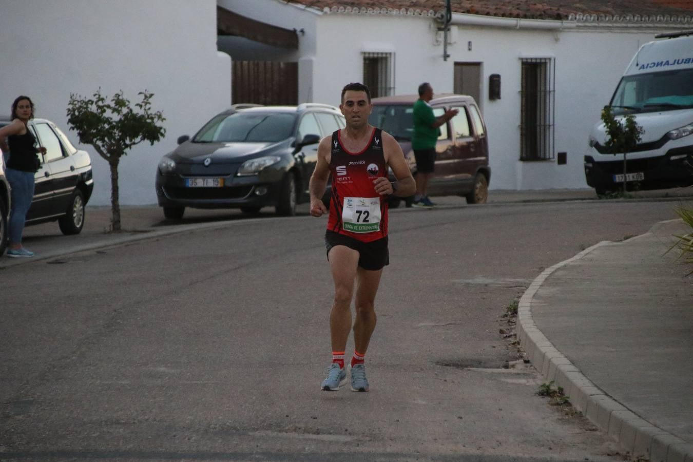 La Bazana acogió, ayer, la tercera edición de la carrera popular Juan José Galván Méndez 'Juanito'. Antonio Grillo Sánchez y María Dolores Pons Díaz fueron los vencedores de la prueba absoluta. La cita consiguió recaudar 405 euros que se destinarán, nuevamente, a la Asociación 'Todos contra la Histiocitosis'.