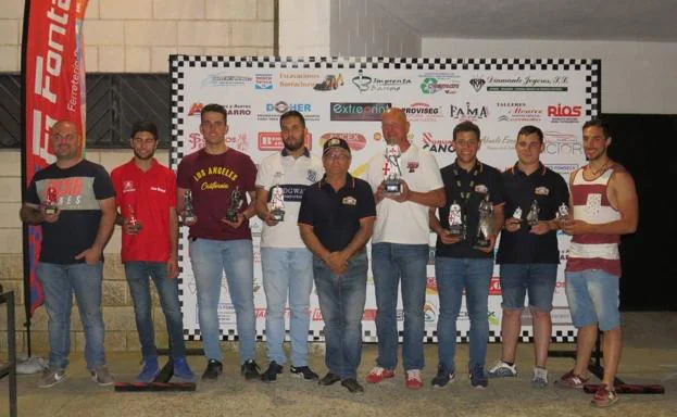Los ocho primeros clasificados junto al presidente del Motor Club Jerez.