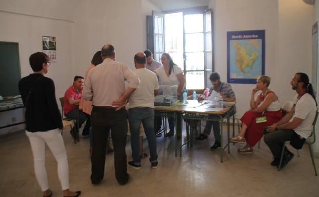 Ciudadanos votando en una de las mesas electorales en Jerez.