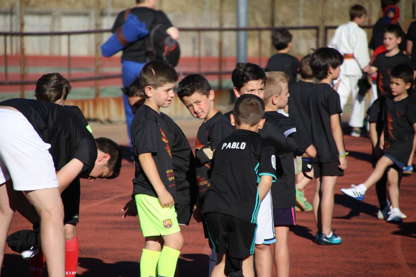 La Ciudad Deportiva 'Manuel Calzado' acogió, ayer, la clausura del curso de la Escuela Municipal de Deportes de Jerez de los Caballeros con un desfile y una exhibición por parte de los alumnos y alumnas. Casi 500 niños y niñas se han formado, este año, en las distintas modalidades deportivas: atletismo, minibasket, baloncesto, ciclismo, fútbol-sala, fútbol 8, judo, kárate, multiaventura, multideporte, pádel, patinaje artístico, tenis y zumba kids.