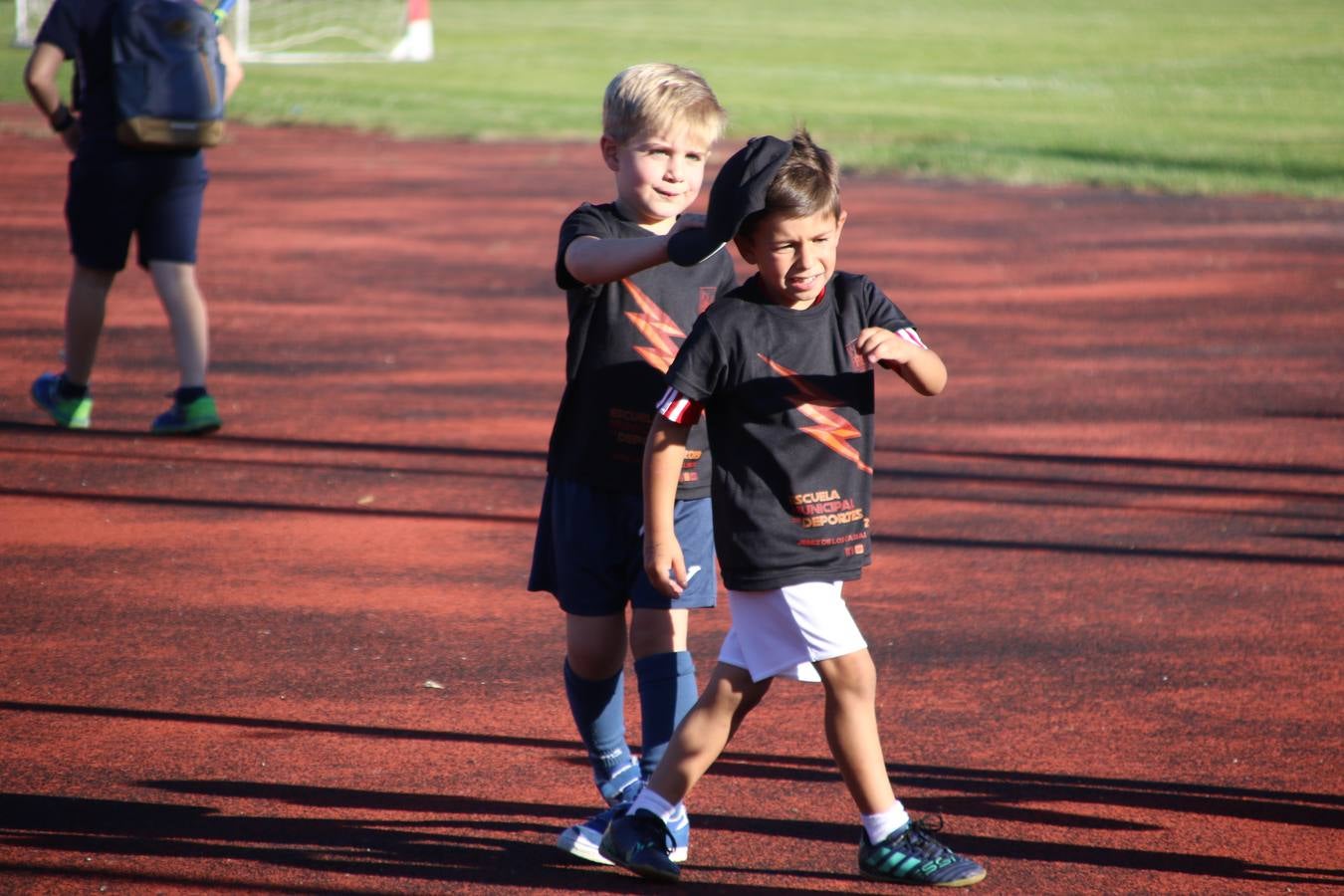 La Ciudad Deportiva 'Manuel Calzado' acogió, ayer, la clausura del curso de la Escuela Municipal de Deportes de Jerez de los Caballeros con un desfile y una exhibición por parte de los alumnos y alumnas. Casi 500 niños y niñas se han formado, este año, en las distintas modalidades deportivas: atletismo, minibasket, baloncesto, ciclismo, fútbol-sala, fútbol 8, judo, kárate, multiaventura, multideporte, pádel, patinaje artístico, tenis y zumba kids.