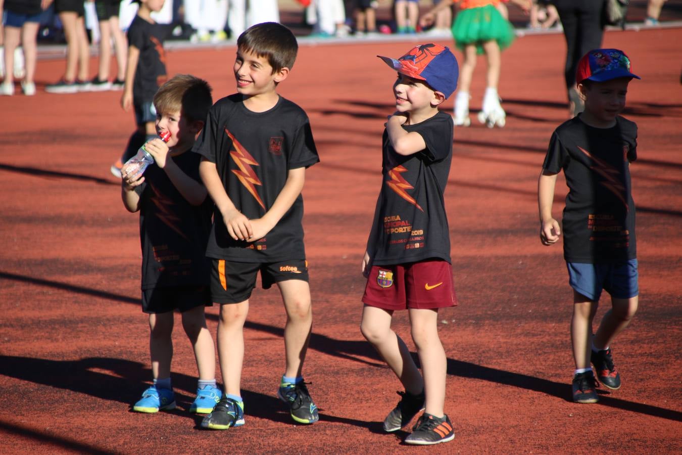 La Ciudad Deportiva 'Manuel Calzado' acogió, ayer, la clausura del curso de la Escuela Municipal de Deportes de Jerez de los Caballeros con un desfile y una exhibición por parte de los alumnos y alumnas. Casi 500 niños y niñas se han formado, este año, en las distintas modalidades deportivas: atletismo, minibasket, baloncesto, ciclismo, fútbol-sala, fútbol 8, judo, kárate, multiaventura, multideporte, pádel, patinaje artístico, tenis y zumba kids.