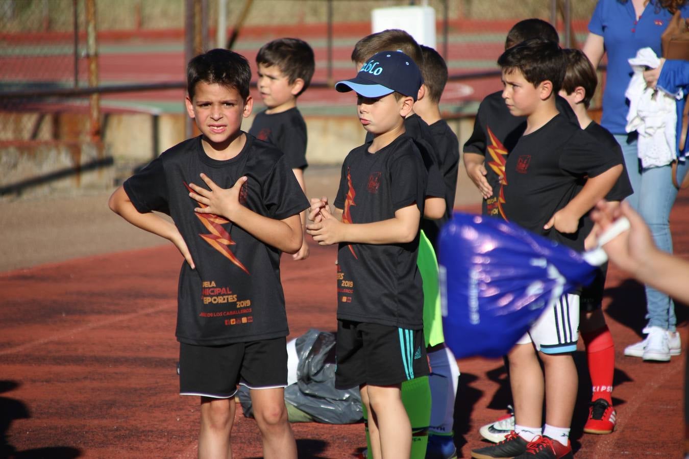 La Ciudad Deportiva 'Manuel Calzado' acogió, ayer, la clausura del curso de la Escuela Municipal de Deportes de Jerez de los Caballeros con un desfile y una exhibición por parte de los alumnos y alumnas. Casi 500 niños y niñas se han formado, este año, en las distintas modalidades deportivas: atletismo, minibasket, baloncesto, ciclismo, fútbol-sala, fútbol 8, judo, kárate, multiaventura, multideporte, pádel, patinaje artístico, tenis y zumba kids.
