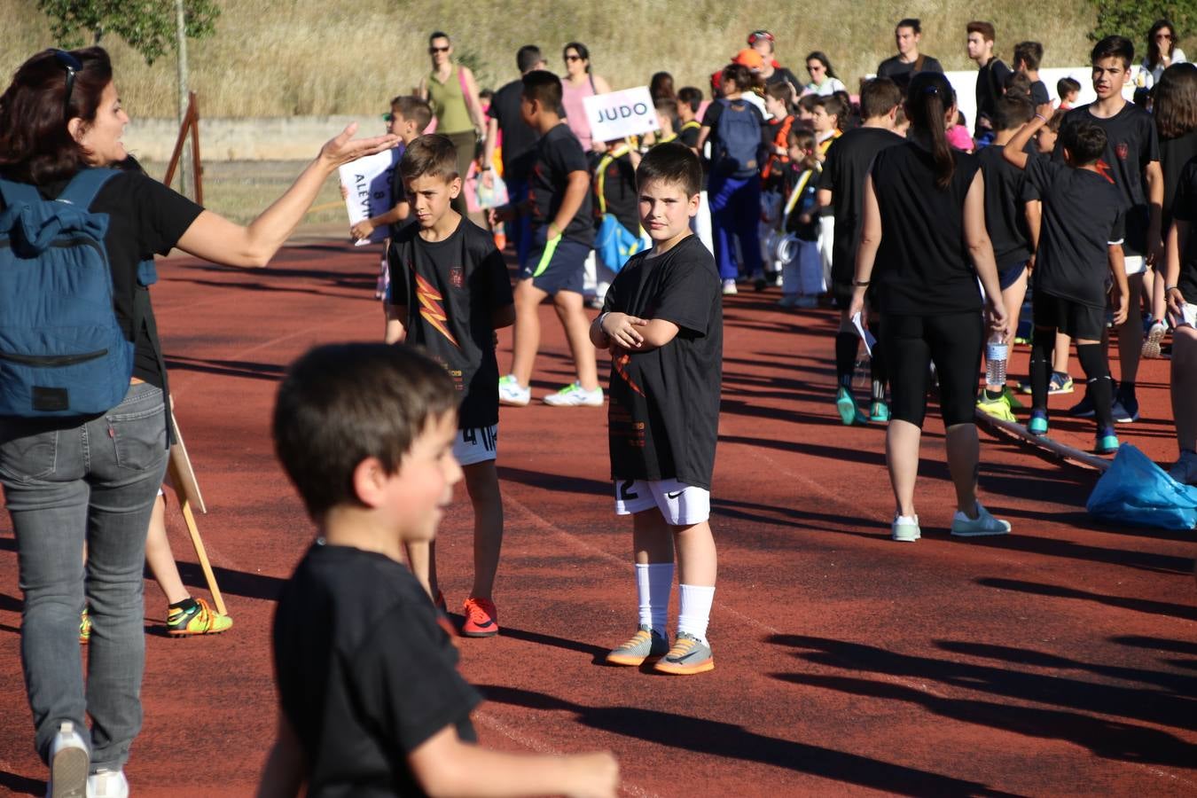 La Ciudad Deportiva 'Manuel Calzado' acogió, ayer, la clausura del curso de la Escuela Municipal de Deportes de Jerez de los Caballeros con un desfile y una exhibición por parte de los alumnos y alumnas. Casi 500 niños y niñas se han formado, este año, en las distintas modalidades deportivas: atletismo, minibasket, baloncesto, ciclismo, fútbol-sala, fútbol 8, judo, kárate, multiaventura, multideporte, pádel, patinaje artístico, tenis y zumba kids.