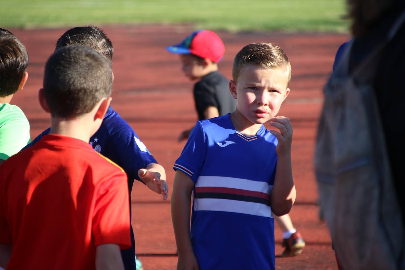 La Ciudad Deportiva 'Manuel Calzado' acogió, ayer, la clausura del curso de la Escuela Municipal de Deportes de Jerez de los Caballeros con un desfile y una exhibición por parte de los alumnos y alumnas. Casi 500 niños y niñas se han formado, este año, en las distintas modalidades deportivas: atletismo, minibasket, baloncesto, ciclismo, fútbol-sala, fútbol 8, judo, kárate, multiaventura, multideporte, pádel, patinaje artístico, tenis y zumba kids.