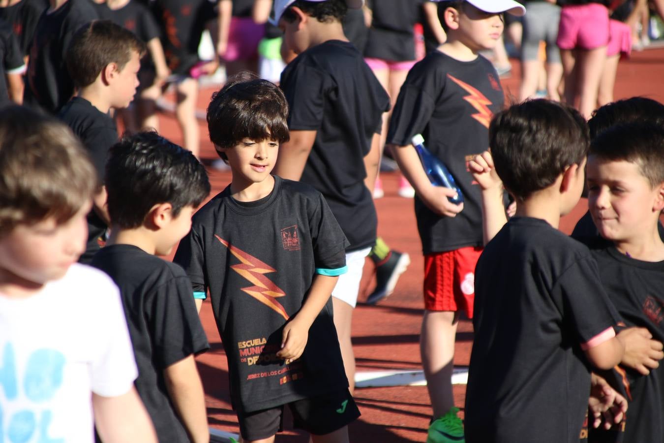 La Ciudad Deportiva 'Manuel Calzado' acogió, ayer, la clausura del curso de la Escuela Municipal de Deportes de Jerez de los Caballeros con un desfile y una exhibición por parte de los alumnos y alumnas. Casi 500 niños y niñas se han formado, este año, en las distintas modalidades deportivas: atletismo, minibasket, baloncesto, ciclismo, fútbol-sala, fútbol 8, judo, kárate, multiaventura, multideporte, pádel, patinaje artístico, tenis y zumba kids.