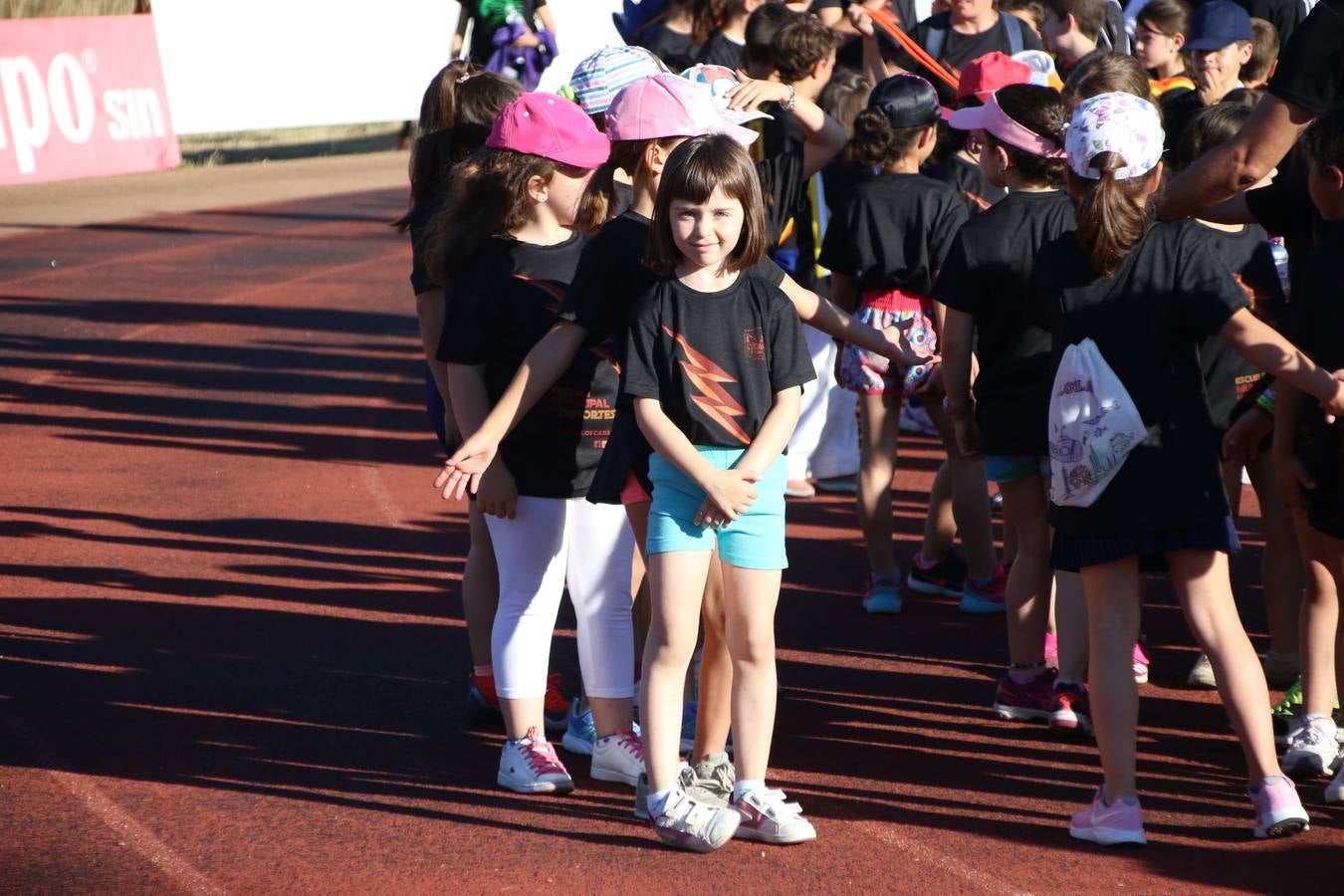 La Ciudad Deportiva 'Manuel Calzado' acogió, ayer, la clausura del curso de la Escuela Municipal de Deportes de Jerez de los Caballeros con un desfile y una exhibición por parte de los alumnos y alumnas. Casi 500 niños y niñas se han formado, este año, en las distintas modalidades deportivas: atletismo, minibasket, baloncesto, ciclismo, fútbol-sala, fútbol 8, judo, kárate, multiaventura, multideporte, pádel, patinaje artístico, tenis y zumba kids.