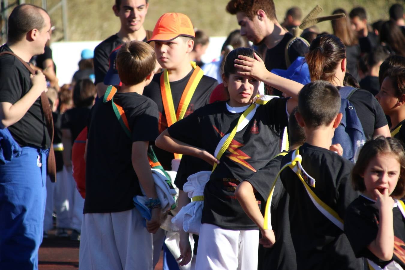 La Ciudad Deportiva 'Manuel Calzado' acogió, ayer, la clausura del curso de la Escuela Municipal de Deportes de Jerez de los Caballeros con un desfile y una exhibición por parte de los alumnos y alumnas. Casi 500 niños y niñas se han formado, este año, en las distintas modalidades deportivas: atletismo, minibasket, baloncesto, ciclismo, fútbol-sala, fútbol 8, judo, kárate, multiaventura, multideporte, pádel, patinaje artístico, tenis y zumba kids.