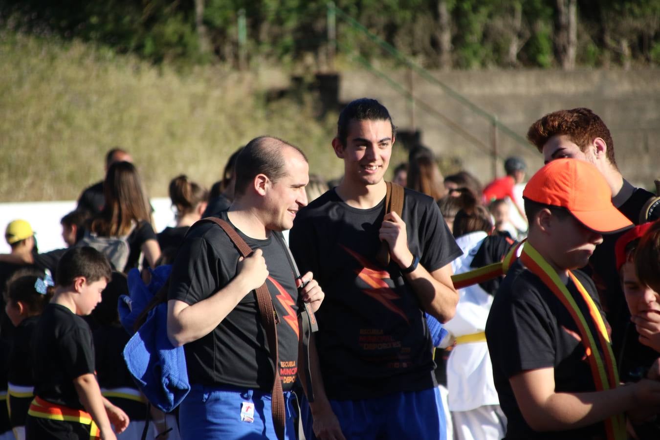 La Ciudad Deportiva 'Manuel Calzado' acogió, ayer, la clausura del curso de la Escuela Municipal de Deportes de Jerez de los Caballeros con un desfile y una exhibición por parte de los alumnos y alumnas. Casi 500 niños y niñas se han formado, este año, en las distintas modalidades deportivas: atletismo, minibasket, baloncesto, ciclismo, fútbol-sala, fútbol 8, judo, kárate, multiaventura, multideporte, pádel, patinaje artístico, tenis y zumba kids.