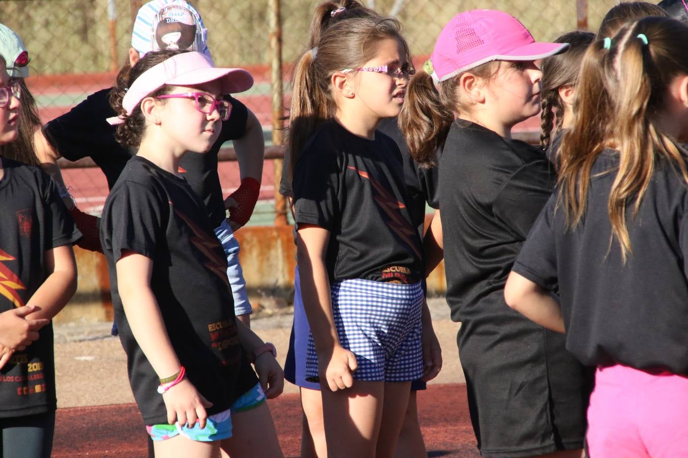 La Ciudad Deportiva 'Manuel Calzado' acogió, ayer, la clausura del curso de la Escuela Municipal de Deportes de Jerez de los Caballeros con un desfile y una exhibición por parte de los alumnos y alumnas. Casi 500 niños y niñas se han formado, este año, en las distintas modalidades deportivas: atletismo, minibasket, baloncesto, ciclismo, fútbol-sala, fútbol 8, judo, kárate, multiaventura, multideporte, pádel, patinaje artístico, tenis y zumba kids.