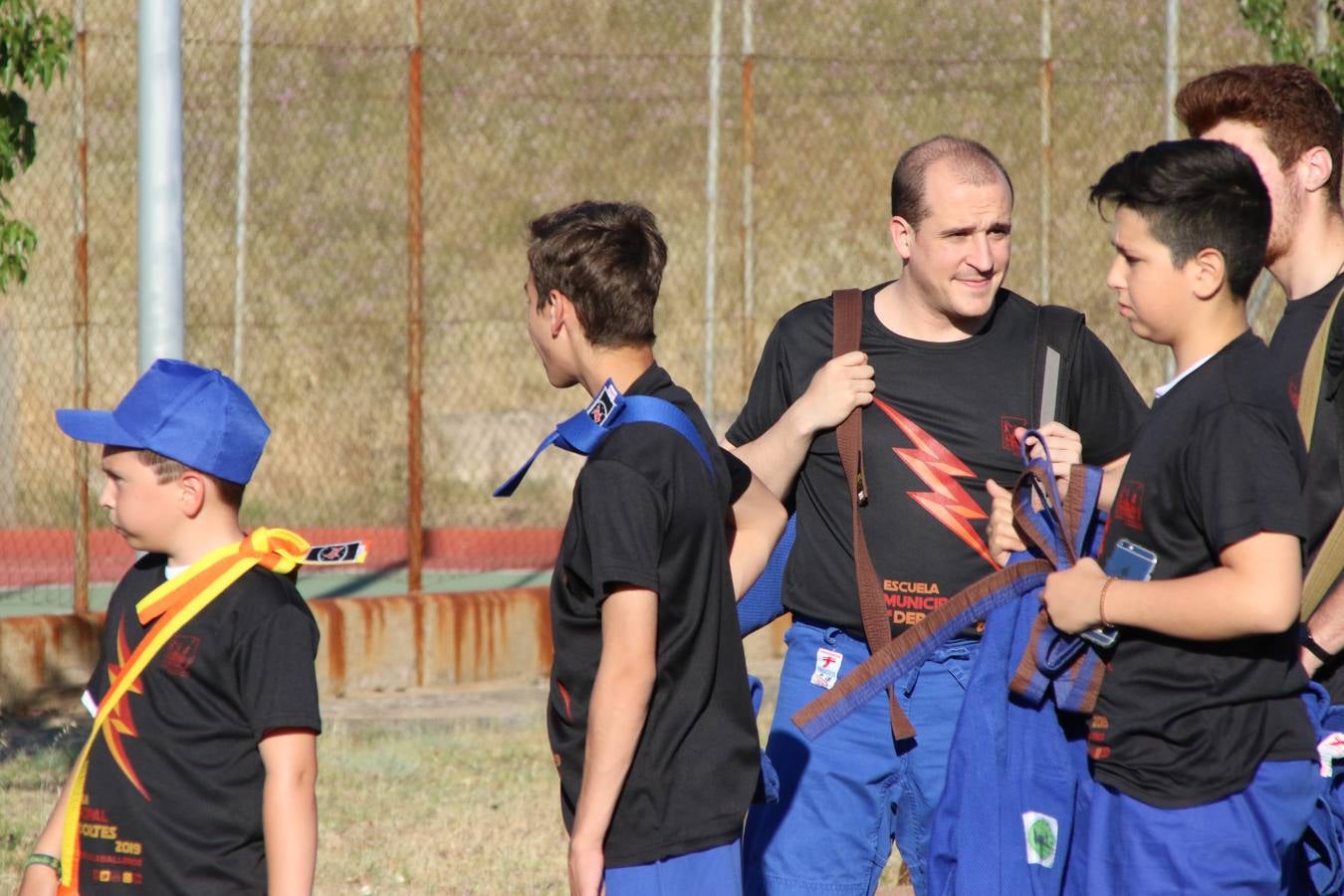 La Ciudad Deportiva 'Manuel Calzado' acogió, ayer, la clausura del curso de la Escuela Municipal de Deportes de Jerez de los Caballeros con un desfile y una exhibición por parte de los alumnos y alumnas. Casi 500 niños y niñas se han formado, este año, en las distintas modalidades deportivas: atletismo, minibasket, baloncesto, ciclismo, fútbol-sala, fútbol 8, judo, kárate, multiaventura, multideporte, pádel, patinaje artístico, tenis y zumba kids.
