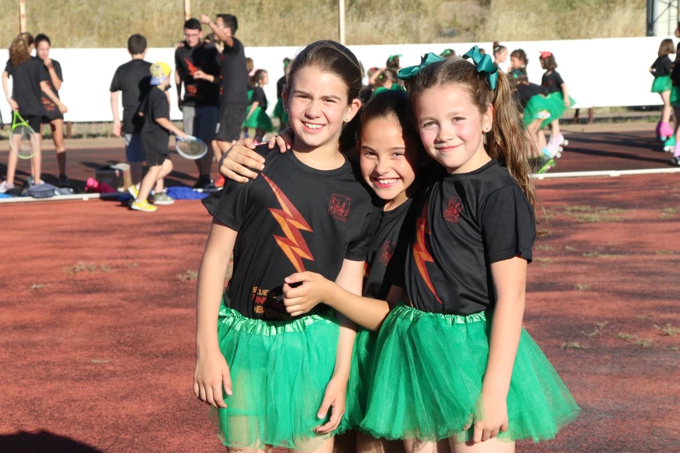 La Ciudad Deportiva 'Manuel Calzado' acogió, ayer, la clausura del curso de la Escuela Municipal de Deportes de Jerez de los Caballeros con un desfile y una exhibición por parte de los alumnos y alumnas. Casi 500 niños y niñas se han formado, este año, en las distintas modalidades deportivas: atletismo, minibasket, baloncesto, ciclismo, fútbol-sala, fútbol 8, judo, kárate, multiaventura, multideporte, pádel, patinaje artístico, tenis y zumba kids.