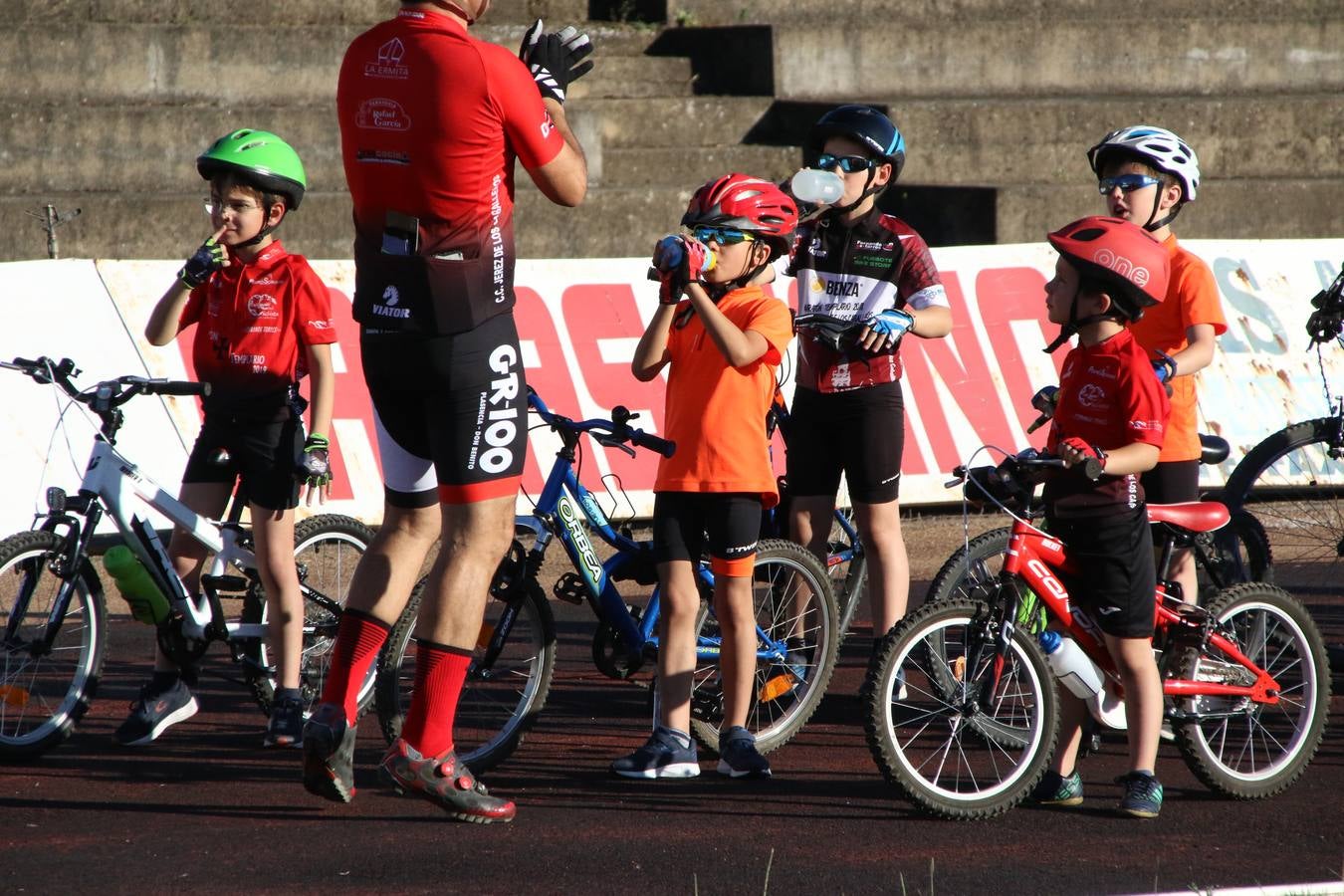 La Ciudad Deportiva 'Manuel Calzado' acogió, ayer, la clausura del curso de la Escuela Municipal de Deportes de Jerez de los Caballeros con un desfile y una exhibición por parte de los alumnos y alumnas. Casi 500 niños y niñas se han formado, este año, en las distintas modalidades deportivas: atletismo, minibasket, baloncesto, ciclismo, fútbol-sala, fútbol 8, judo, kárate, multiaventura, multideporte, pádel, patinaje artístico, tenis y zumba kids.