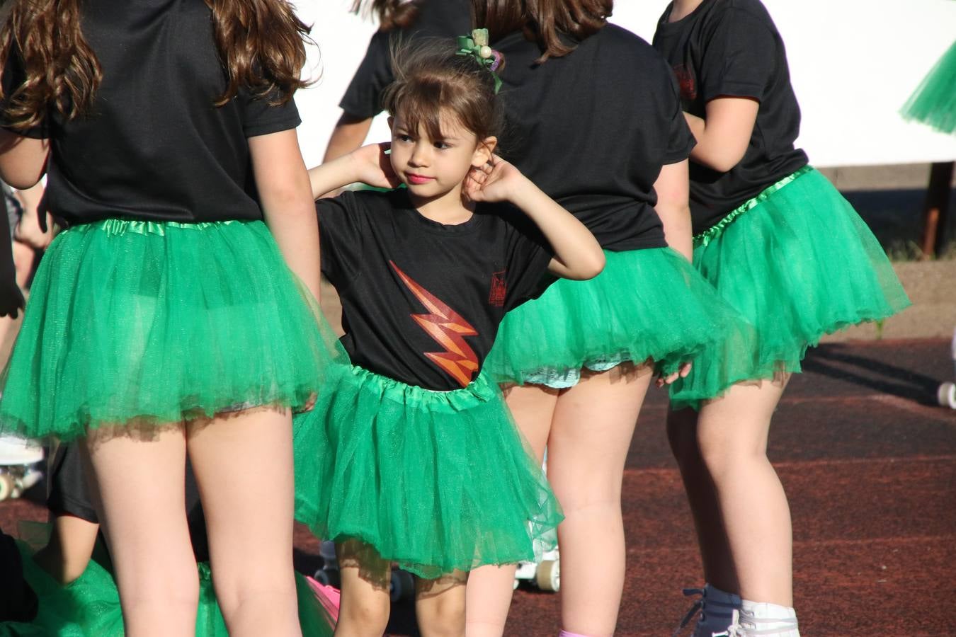 La Ciudad Deportiva 'Manuel Calzado' acogió, ayer, la clausura del curso de la Escuela Municipal de Deportes de Jerez de los Caballeros con un desfile y una exhibición por parte de los alumnos y alumnas. Casi 500 niños y niñas se han formado, este año, en las distintas modalidades deportivas: atletismo, minibasket, baloncesto, ciclismo, fútbol-sala, fútbol 8, judo, kárate, multiaventura, multideporte, pádel, patinaje artístico, tenis y zumba kids.