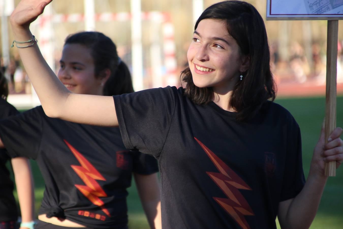 La Ciudad Deportiva 'Manuel Calzado' acogió, ayer, la clausura del curso de la Escuela Municipal de Deportes de Jerez de los Caballeros con un desfile y una exhibición por parte de los alumnos y alumnas. Casi 500 niños y niñas se han formado, este año, en las distintas modalidades deportivas: atletismo, minibasket, baloncesto, ciclismo, fútbol-sala, fútbol 8, judo, kárate, multiaventura, multideporte, pádel, patinaje artístico, tenis y zumba kids.