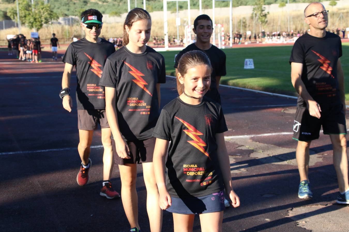 La Ciudad Deportiva 'Manuel Calzado' acogió, ayer, la clausura del curso de la Escuela Municipal de Deportes de Jerez de los Caballeros con un desfile y una exhibición por parte de los alumnos y alumnas. Casi 500 niños y niñas se han formado, este año, en las distintas modalidades deportivas: atletismo, minibasket, baloncesto, ciclismo, fútbol-sala, fútbol 8, judo, kárate, multiaventura, multideporte, pádel, patinaje artístico, tenis y zumba kids.