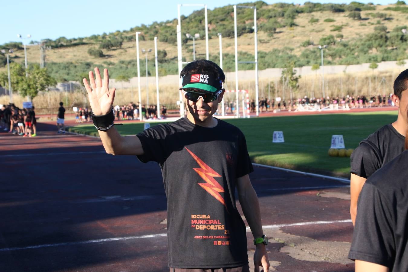 La Ciudad Deportiva 'Manuel Calzado' acogió, ayer, la clausura del curso de la Escuela Municipal de Deportes de Jerez de los Caballeros con un desfile y una exhibición por parte de los alumnos y alumnas. Casi 500 niños y niñas se han formado, este año, en las distintas modalidades deportivas: atletismo, minibasket, baloncesto, ciclismo, fútbol-sala, fútbol 8, judo, kárate, multiaventura, multideporte, pádel, patinaje artístico, tenis y zumba kids.