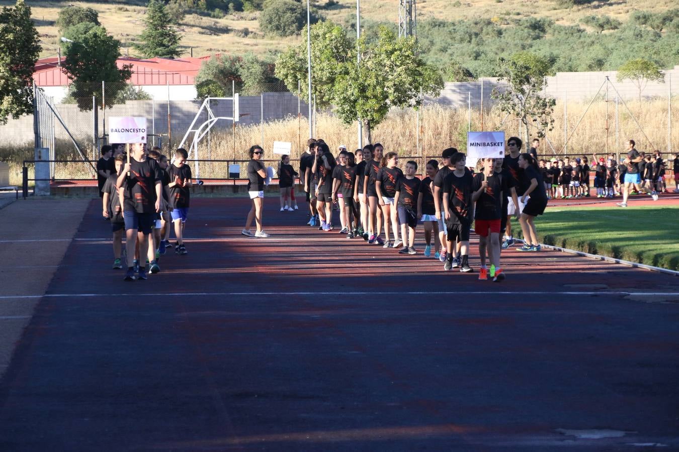 La Ciudad Deportiva 'Manuel Calzado' acogió, ayer, la clausura del curso de la Escuela Municipal de Deportes de Jerez de los Caballeros con un desfile y una exhibición por parte de los alumnos y alumnas. Casi 500 niños y niñas se han formado, este año, en las distintas modalidades deportivas: atletismo, minibasket, baloncesto, ciclismo, fútbol-sala, fútbol 8, judo, kárate, multiaventura, multideporte, pádel, patinaje artístico, tenis y zumba kids.