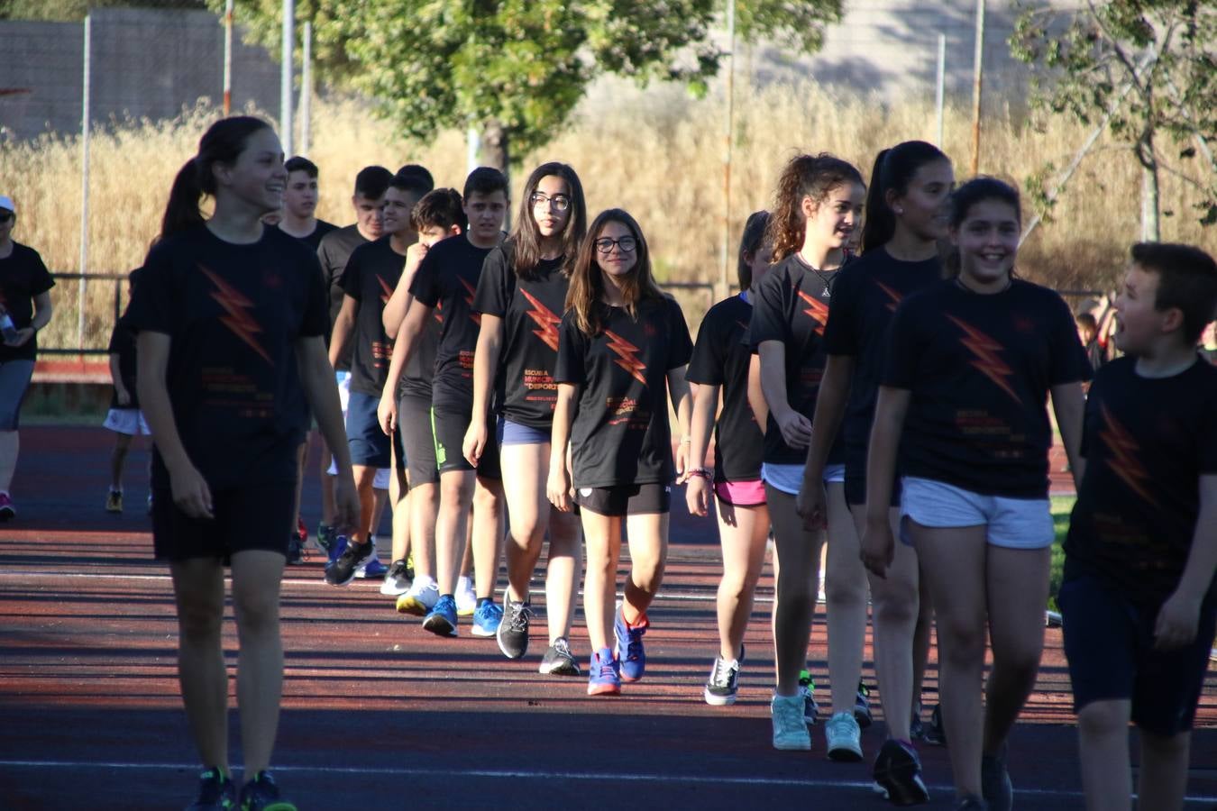 La Ciudad Deportiva 'Manuel Calzado' acogió, ayer, la clausura del curso de la Escuela Municipal de Deportes de Jerez de los Caballeros con un desfile y una exhibición por parte de los alumnos y alumnas. Casi 500 niños y niñas se han formado, este año, en las distintas modalidades deportivas: atletismo, minibasket, baloncesto, ciclismo, fútbol-sala, fútbol 8, judo, kárate, multiaventura, multideporte, pádel, patinaje artístico, tenis y zumba kids.