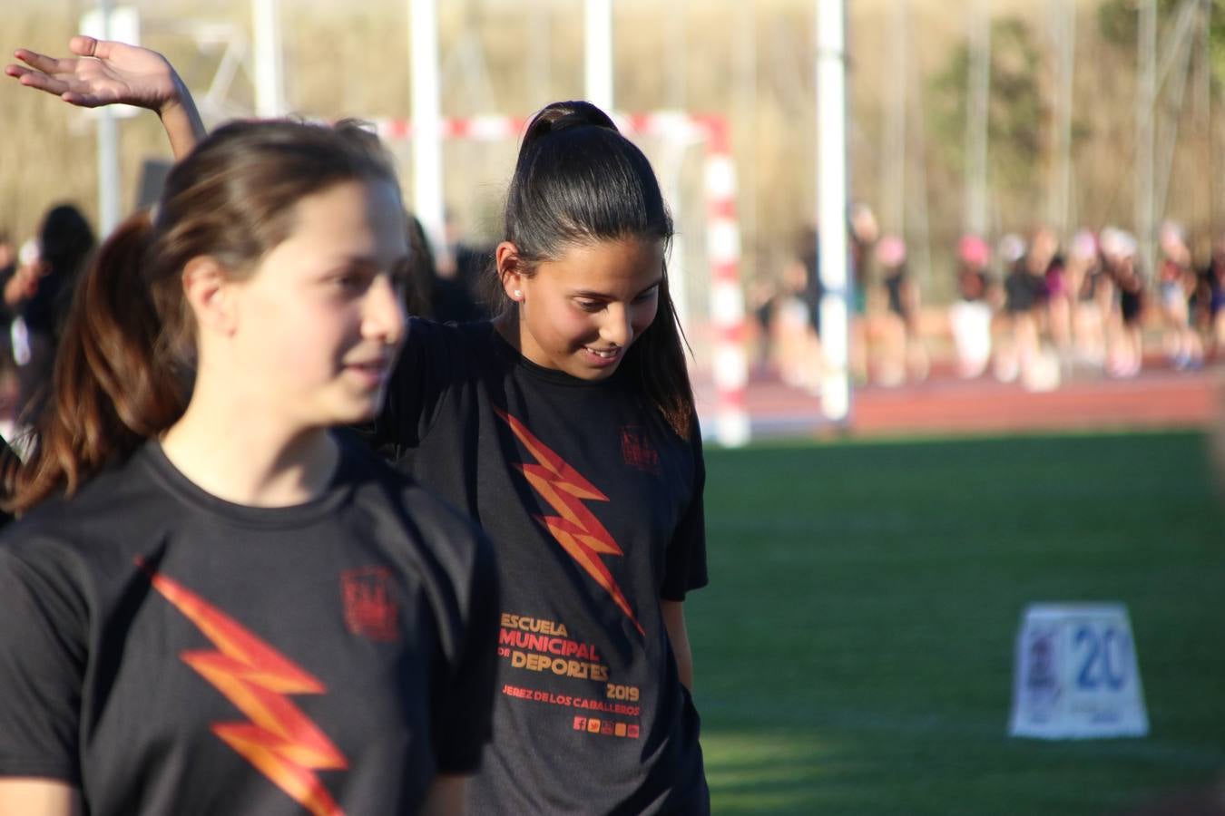 La Ciudad Deportiva 'Manuel Calzado' acogió, ayer, la clausura del curso de la Escuela Municipal de Deportes de Jerez de los Caballeros con un desfile y una exhibición por parte de los alumnos y alumnas. Casi 500 niños y niñas se han formado, este año, en las distintas modalidades deportivas: atletismo, minibasket, baloncesto, ciclismo, fútbol-sala, fútbol 8, judo, kárate, multiaventura, multideporte, pádel, patinaje artístico, tenis y zumba kids.