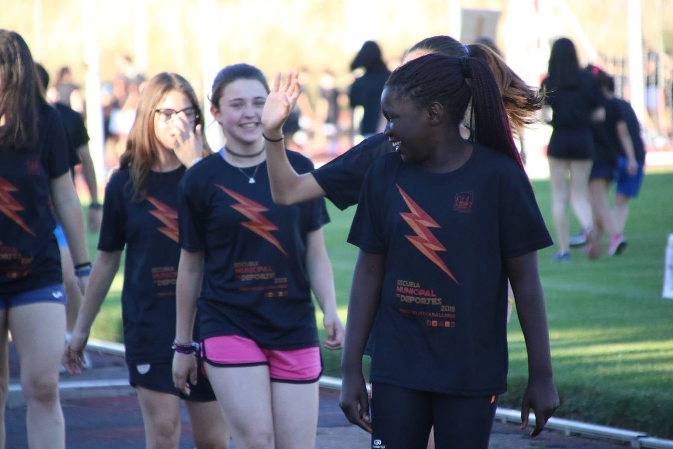 La Ciudad Deportiva 'Manuel Calzado' acogió, ayer, la clausura del curso de la Escuela Municipal de Deportes de Jerez de los Caballeros con un desfile y una exhibición por parte de los alumnos y alumnas. Casi 500 niños y niñas se han formado, este año, en las distintas modalidades deportivas: atletismo, minibasket, baloncesto, ciclismo, fútbol-sala, fútbol 8, judo, kárate, multiaventura, multideporte, pádel, patinaje artístico, tenis y zumba kids.