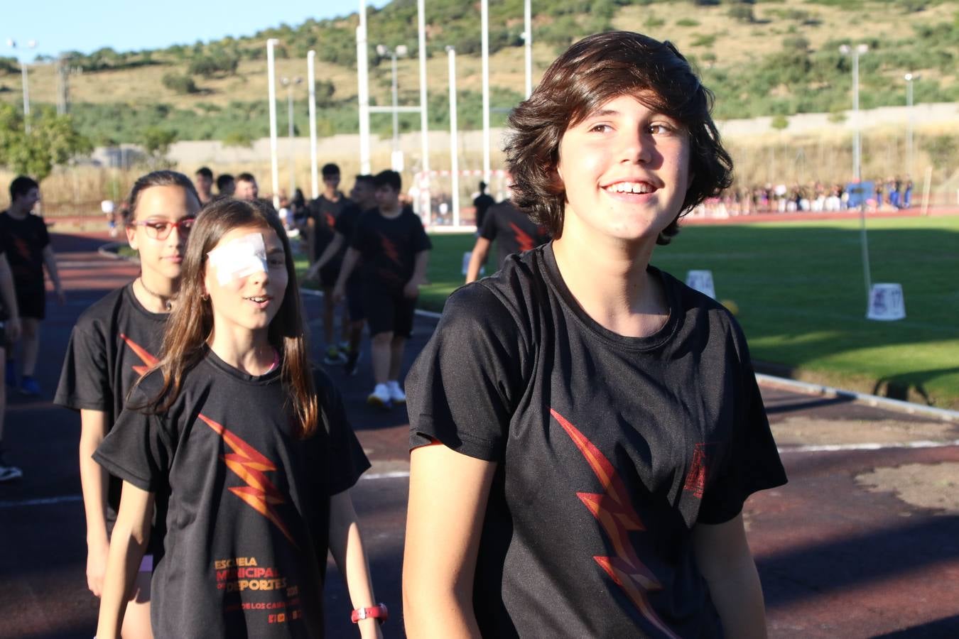 La Ciudad Deportiva 'Manuel Calzado' acogió, ayer, la clausura del curso de la Escuela Municipal de Deportes de Jerez de los Caballeros con un desfile y una exhibición por parte de los alumnos y alumnas. Casi 500 niños y niñas se han formado, este año, en las distintas modalidades deportivas: atletismo, minibasket, baloncesto, ciclismo, fútbol-sala, fútbol 8, judo, kárate, multiaventura, multideporte, pádel, patinaje artístico, tenis y zumba kids.