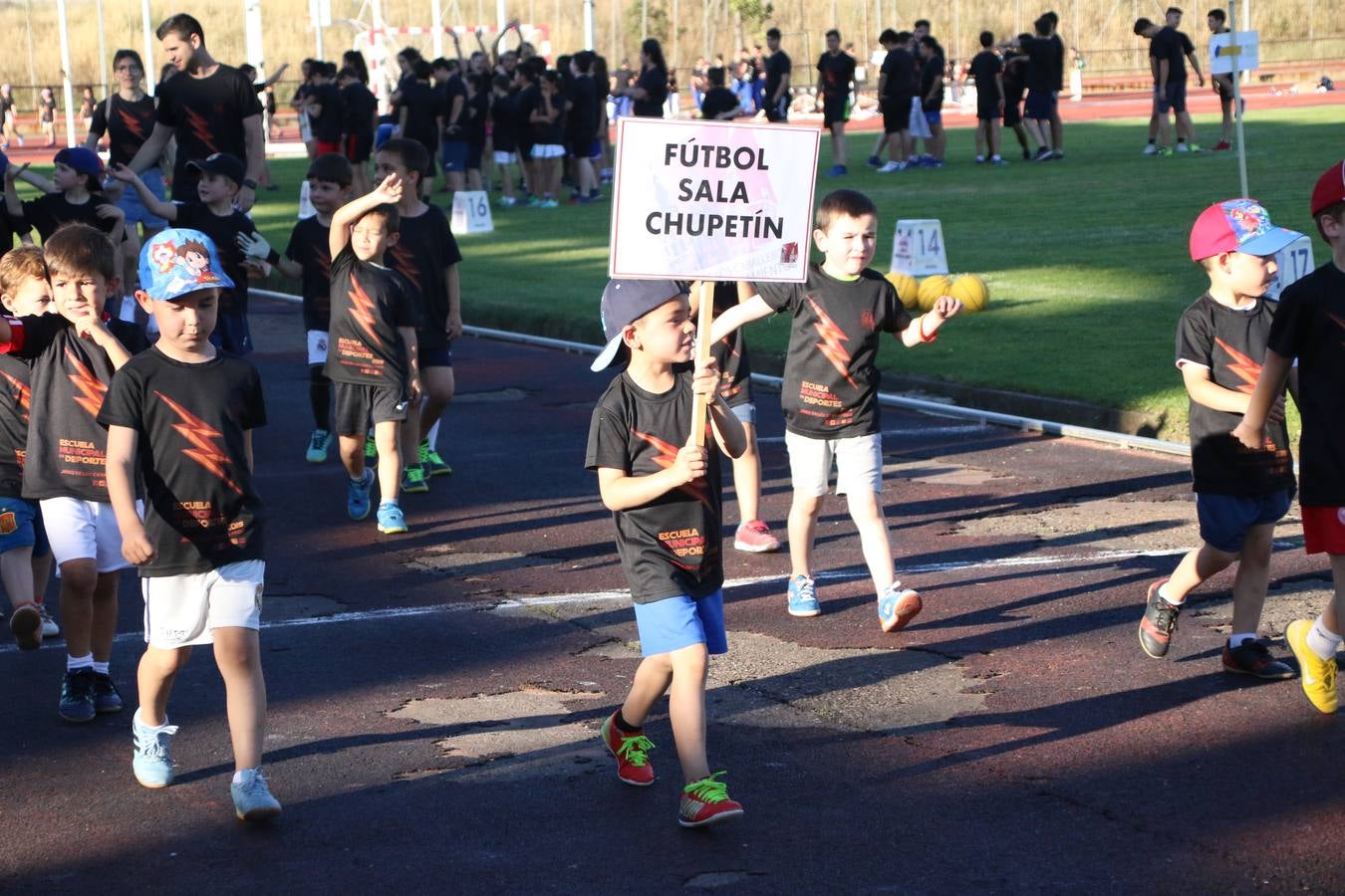 La Ciudad Deportiva 'Manuel Calzado' acogió, ayer, la clausura del curso de la Escuela Municipal de Deportes de Jerez de los Caballeros con un desfile y una exhibición por parte de los alumnos y alumnas. Casi 500 niños y niñas se han formado, este año, en las distintas modalidades deportivas: atletismo, minibasket, baloncesto, ciclismo, fútbol-sala, fútbol 8, judo, kárate, multiaventura, multideporte, pádel, patinaje artístico, tenis y zumba kids.