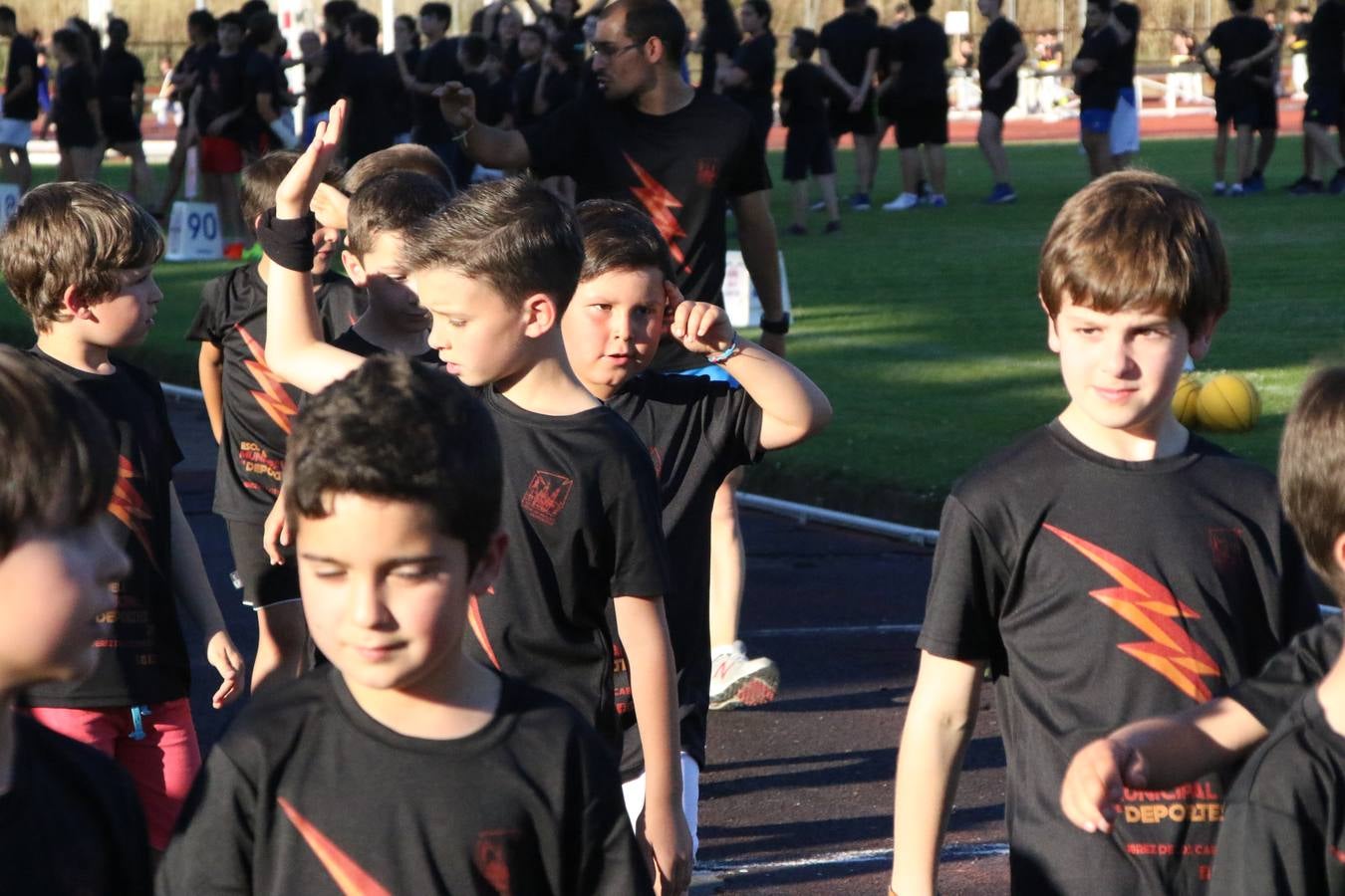 La Ciudad Deportiva 'Manuel Calzado' acogió, ayer, la clausura del curso de la Escuela Municipal de Deportes de Jerez de los Caballeros con un desfile y una exhibición por parte de los alumnos y alumnas. Casi 500 niños y niñas se han formado, este año, en las distintas modalidades deportivas: atletismo, minibasket, baloncesto, ciclismo, fútbol-sala, fútbol 8, judo, kárate, multiaventura, multideporte, pádel, patinaje artístico, tenis y zumba kids.