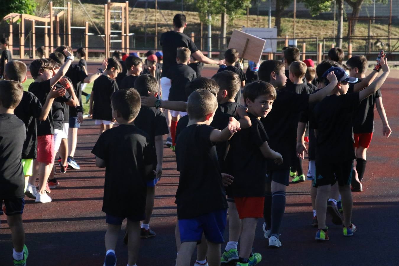 La Ciudad Deportiva 'Manuel Calzado' acogió, ayer, la clausura del curso de la Escuela Municipal de Deportes de Jerez de los Caballeros con un desfile y una exhibición por parte de los alumnos y alumnas. Casi 500 niños y niñas se han formado, este año, en las distintas modalidades deportivas: atletismo, minibasket, baloncesto, ciclismo, fútbol-sala, fútbol 8, judo, kárate, multiaventura, multideporte, pádel, patinaje artístico, tenis y zumba kids.