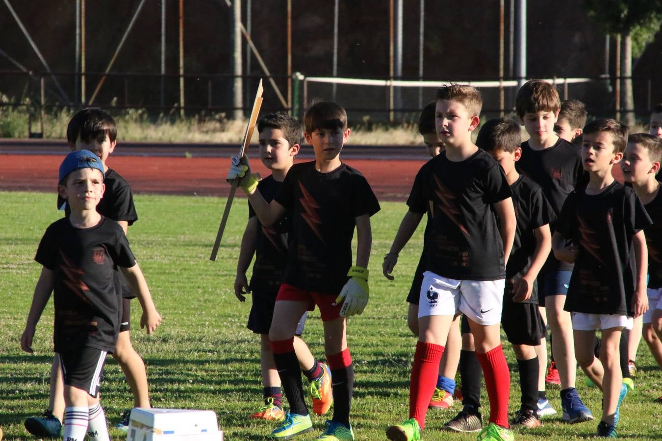 La Ciudad Deportiva 'Manuel Calzado' acogió, ayer, la clausura del curso de la Escuela Municipal de Deportes de Jerez de los Caballeros con un desfile y una exhibición por parte de los alumnos y alumnas. Casi 500 niños y niñas se han formado, este año, en las distintas modalidades deportivas: atletismo, minibasket, baloncesto, ciclismo, fútbol-sala, fútbol 8, judo, kárate, multiaventura, multideporte, pádel, patinaje artístico, tenis y zumba kids.