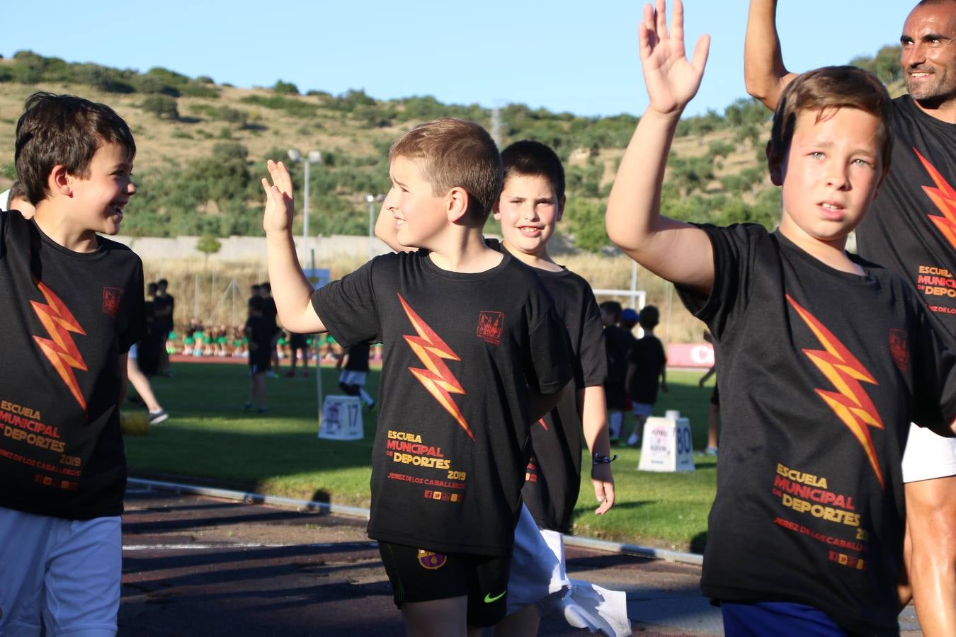 La Ciudad Deportiva 'Manuel Calzado' acogió, ayer, la clausura del curso de la Escuela Municipal de Deportes de Jerez de los Caballeros con un desfile y una exhibición por parte de los alumnos y alumnas. Casi 500 niños y niñas se han formado, este año, en las distintas modalidades deportivas: atletismo, minibasket, baloncesto, ciclismo, fútbol-sala, fútbol 8, judo, kárate, multiaventura, multideporte, pádel, patinaje artístico, tenis y zumba kids.