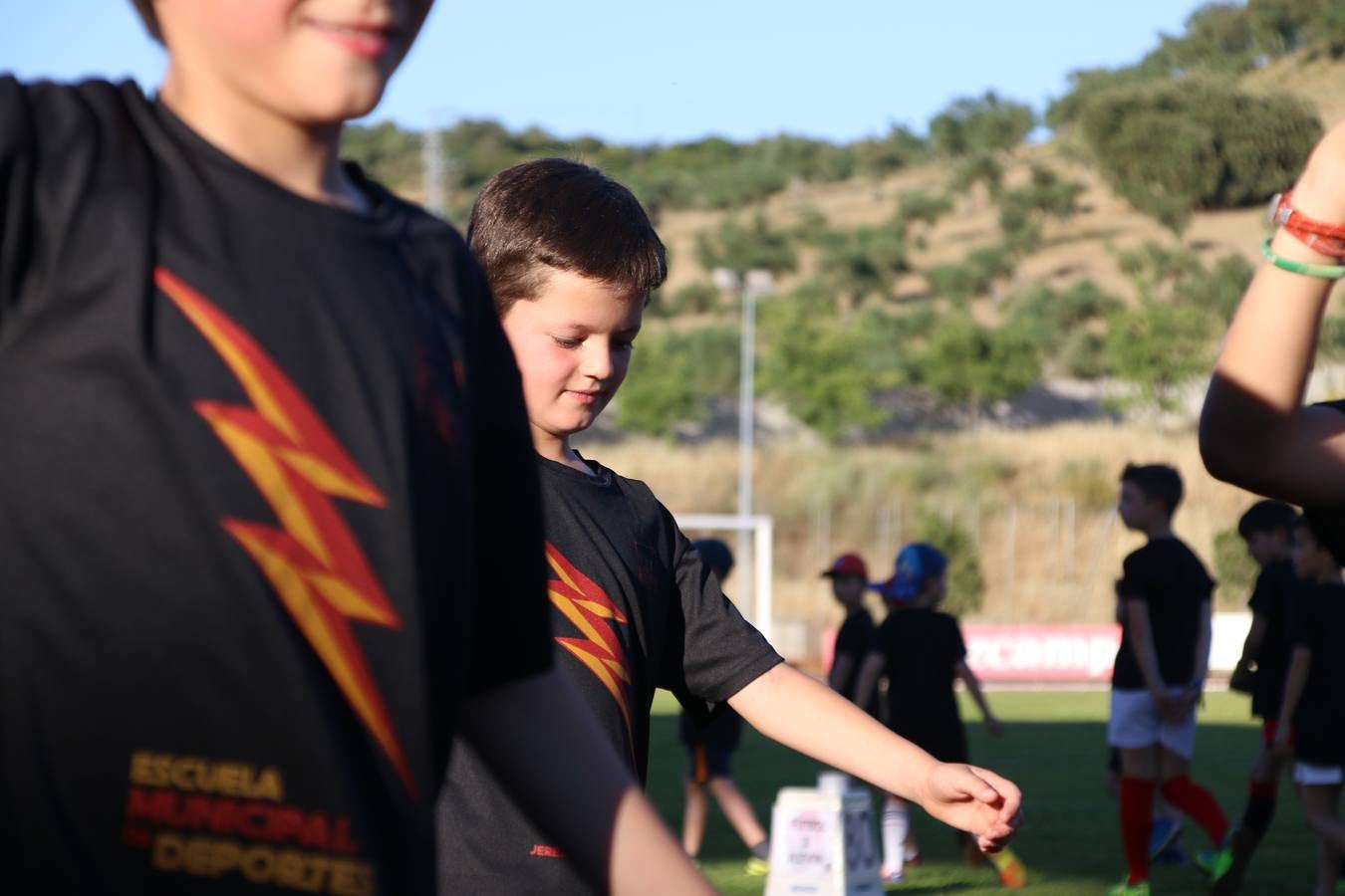La Ciudad Deportiva 'Manuel Calzado' acogió, ayer, la clausura del curso de la Escuela Municipal de Deportes de Jerez de los Caballeros con un desfile y una exhibición por parte de los alumnos y alumnas. Casi 500 niños y niñas se han formado, este año, en las distintas modalidades deportivas: atletismo, minibasket, baloncesto, ciclismo, fútbol-sala, fútbol 8, judo, kárate, multiaventura, multideporte, pádel, patinaje artístico, tenis y zumba kids.