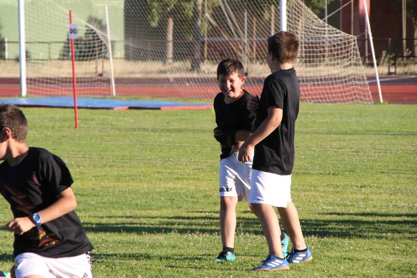 La Ciudad Deportiva 'Manuel Calzado' acogió, ayer, la clausura del curso de la Escuela Municipal de Deportes de Jerez de los Caballeros con un desfile y una exhibición por parte de los alumnos y alumnas. Casi 500 niños y niñas se han formado, este año, en las distintas modalidades deportivas: atletismo, minibasket, baloncesto, ciclismo, fútbol-sala, fútbol 8, judo, kárate, multiaventura, multideporte, pádel, patinaje artístico, tenis y zumba kids.