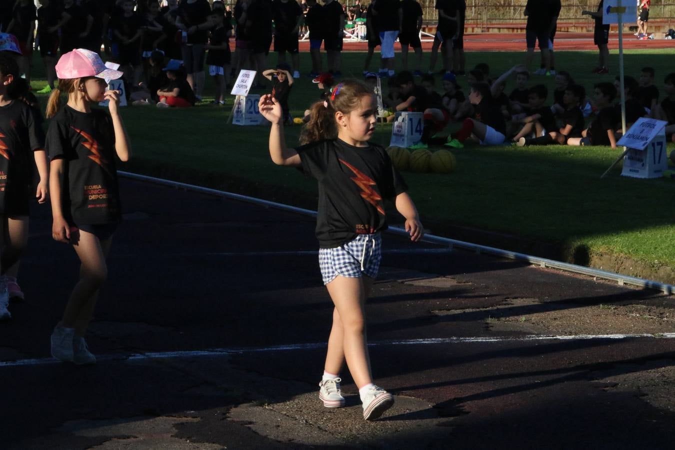 La Ciudad Deportiva 'Manuel Calzado' acogió, ayer, la clausura del curso de la Escuela Municipal de Deportes de Jerez de los Caballeros con un desfile y una exhibición por parte de los alumnos y alumnas. Casi 500 niños y niñas se han formado, este año, en las distintas modalidades deportivas: atletismo, minibasket, baloncesto, ciclismo, fútbol-sala, fútbol 8, judo, kárate, multiaventura, multideporte, pádel, patinaje artístico, tenis y zumba kids.
