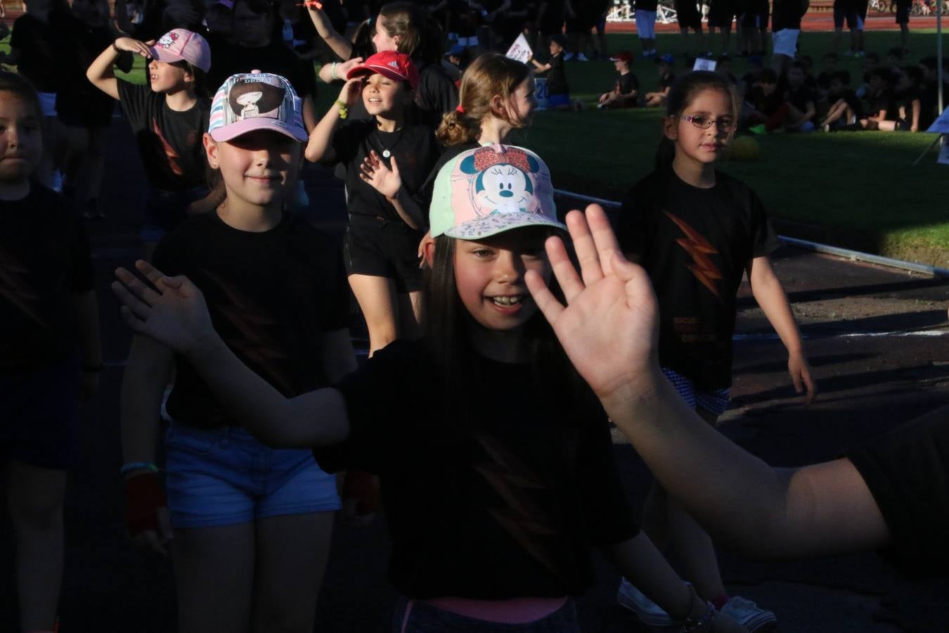 La Ciudad Deportiva 'Manuel Calzado' acogió, ayer, la clausura del curso de la Escuela Municipal de Deportes de Jerez de los Caballeros con un desfile y una exhibición por parte de los alumnos y alumnas. Casi 500 niños y niñas se han formado, este año, en las distintas modalidades deportivas: atletismo, minibasket, baloncesto, ciclismo, fútbol-sala, fútbol 8, judo, kárate, multiaventura, multideporte, pádel, patinaje artístico, tenis y zumba kids.