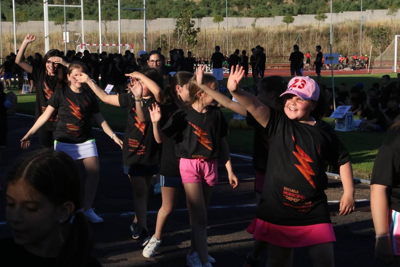 La Ciudad Deportiva 'Manuel Calzado' acogió, ayer, la clausura del curso de la Escuela Municipal de Deportes de Jerez de los Caballeros con un desfile y una exhibición por parte de los alumnos y alumnas. Casi 500 niños y niñas se han formado, este año, en las distintas modalidades deportivas: atletismo, minibasket, baloncesto, ciclismo, fútbol-sala, fútbol 8, judo, kárate, multiaventura, multideporte, pádel, patinaje artístico, tenis y zumba kids.