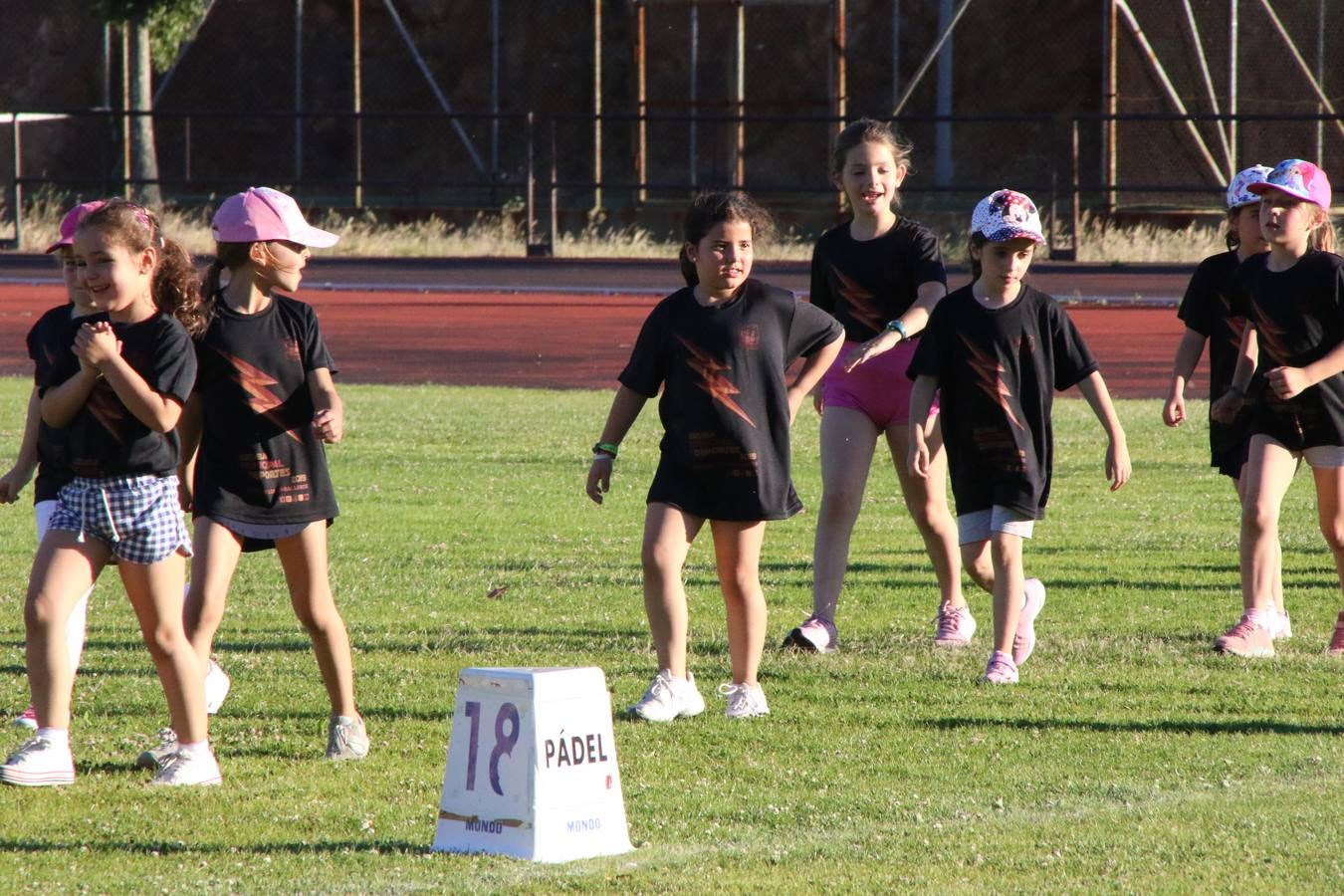 La Ciudad Deportiva 'Manuel Calzado' acogió, ayer, la clausura del curso de la Escuela Municipal de Deportes de Jerez de los Caballeros con un desfile y una exhibición por parte de los alumnos y alumnas. Casi 500 niños y niñas se han formado, este año, en las distintas modalidades deportivas: atletismo, minibasket, baloncesto, ciclismo, fútbol-sala, fútbol 8, judo, kárate, multiaventura, multideporte, pádel, patinaje artístico, tenis y zumba kids.