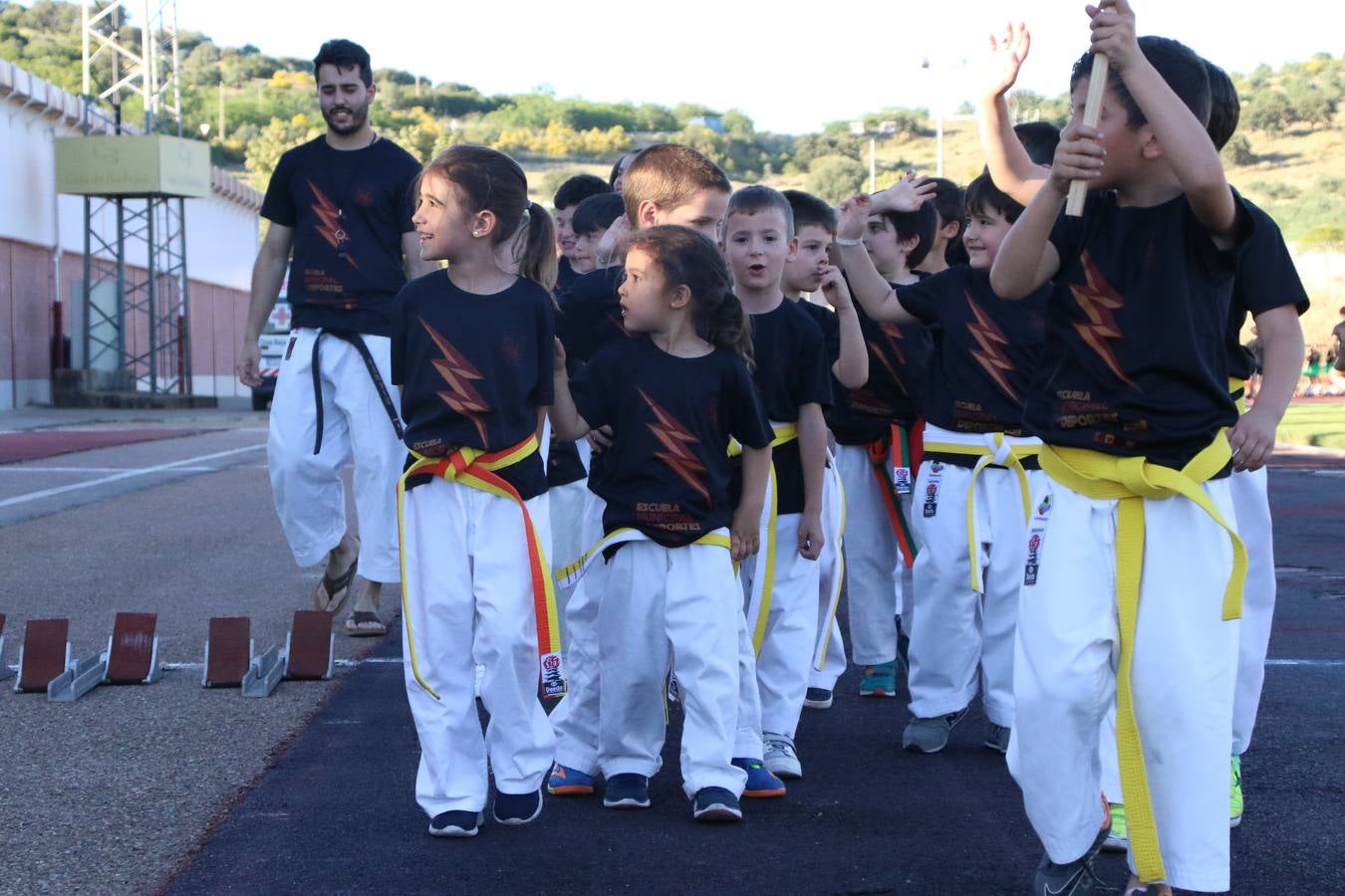 La Ciudad Deportiva 'Manuel Calzado' acogió, ayer, la clausura del curso de la Escuela Municipal de Deportes de Jerez de los Caballeros con un desfile y una exhibición por parte de los alumnos y alumnas. Casi 500 niños y niñas se han formado, este año, en las distintas modalidades deportivas: atletismo, minibasket, baloncesto, ciclismo, fútbol-sala, fútbol 8, judo, kárate, multiaventura, multideporte, pádel, patinaje artístico, tenis y zumba kids.